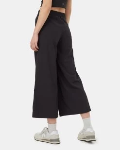 Tentree InMotion Cropped Wide Leg Pant 11 Tentree InMotion Cropped Wide Leg Pant -Tentree Sales Store Black Sustainable Recycled Polyester Cropped Pant TCW4811 0164 5